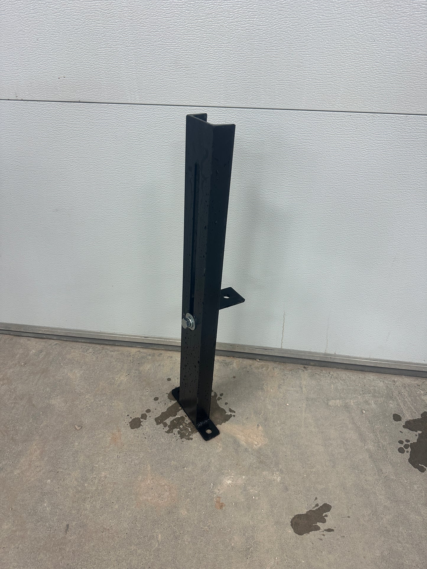 Spare tire mount that bolts to headache rack of flatbed